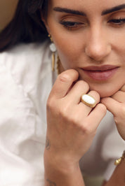 Bague dorée Joah ajustable ornée d'une pierre ovale - Bijou porté