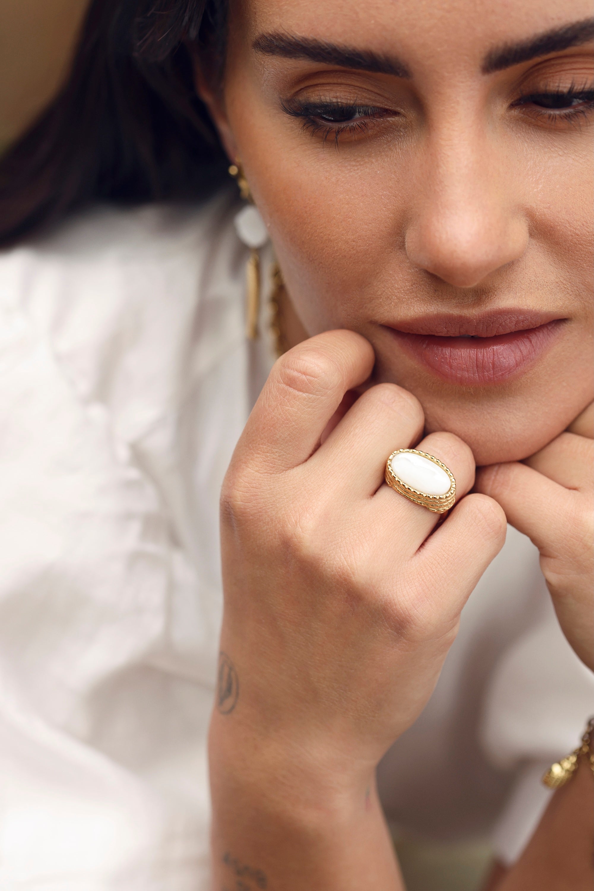 Bague dorée Joah ajustable ornée d'une pierre ovale - Bijou porté