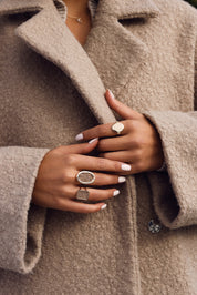 Bague réversible ovale Joya personnalisable dorée pour gravure - Bijou porté