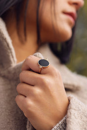 Bague réversible ovale Joya personnalisable dorée pour gravure - Bijou porté