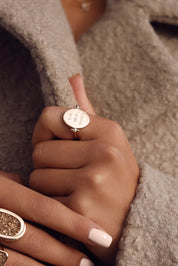 Bague réversible ovale Joya personnalisable dorée pour gravure - Bijou porté