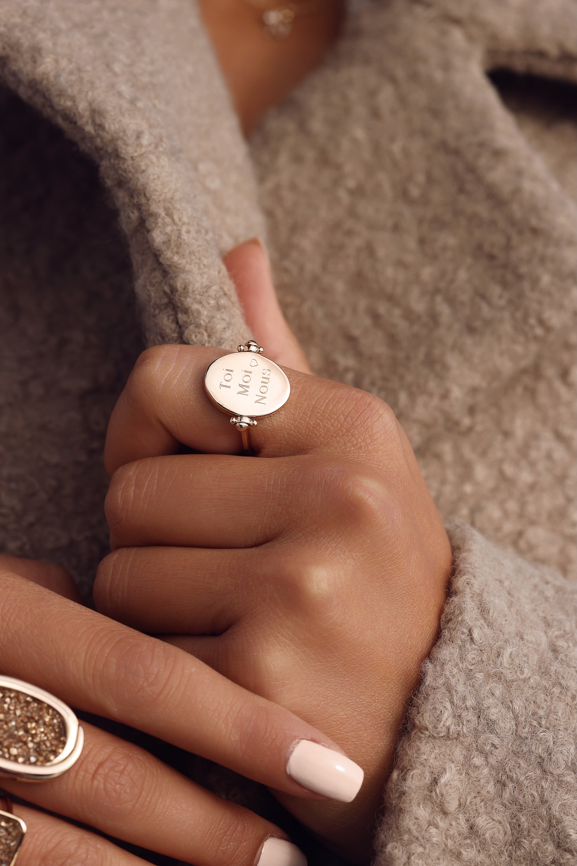 Bague réversible ovale Joya personnalisable dorée pour gravure - Bijou porté