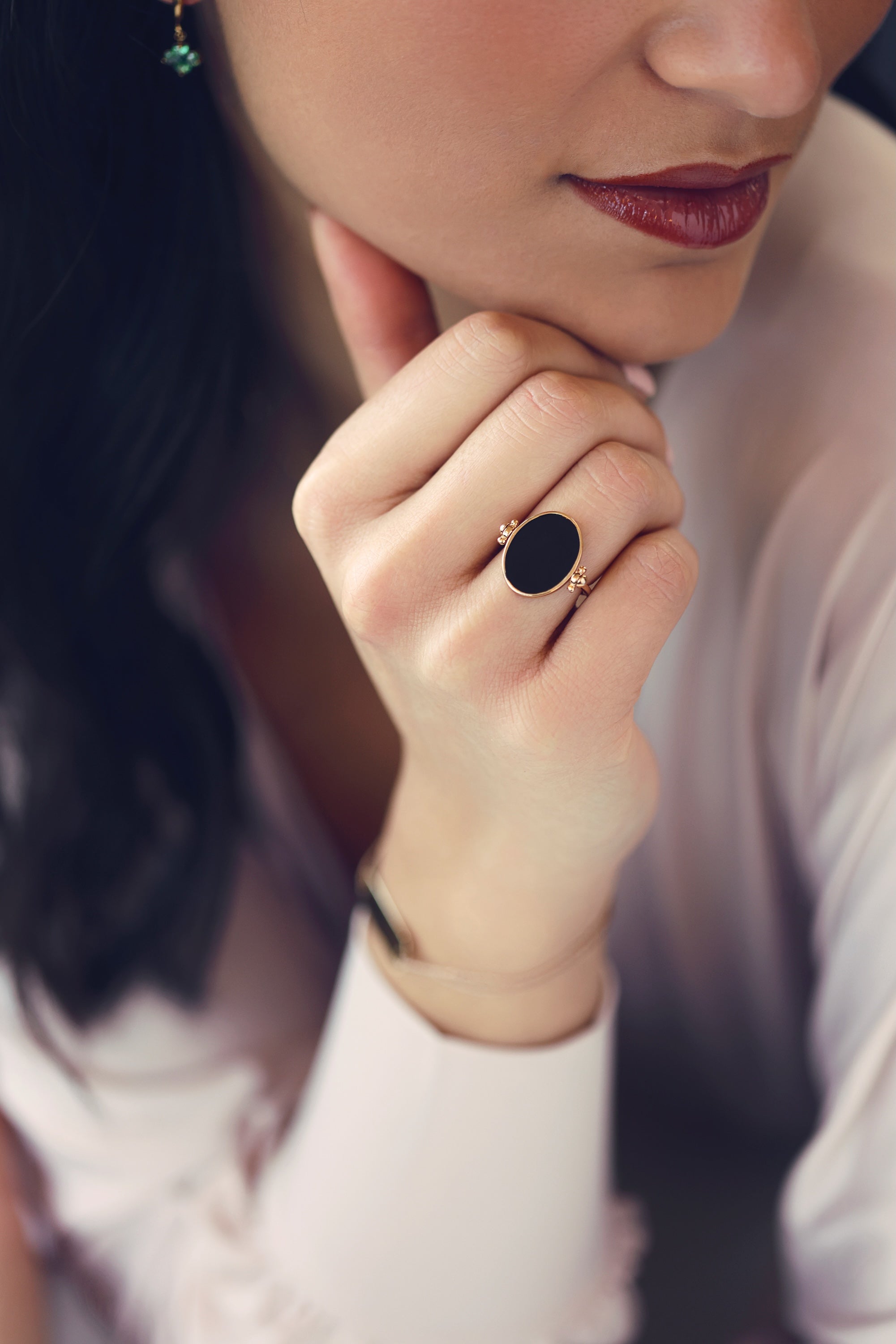 Bague réversible ovale Joya personnalisable dorée pour gravure - Bijou porté