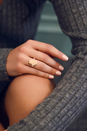 Bague réversible ovale Joya personnalisable dorée pour gravure - Bijou porté