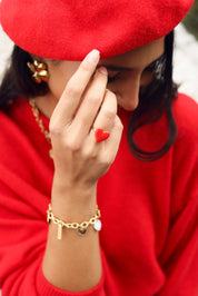 Bague dorée Lenia en forme de cœur rouge - Bijou porté