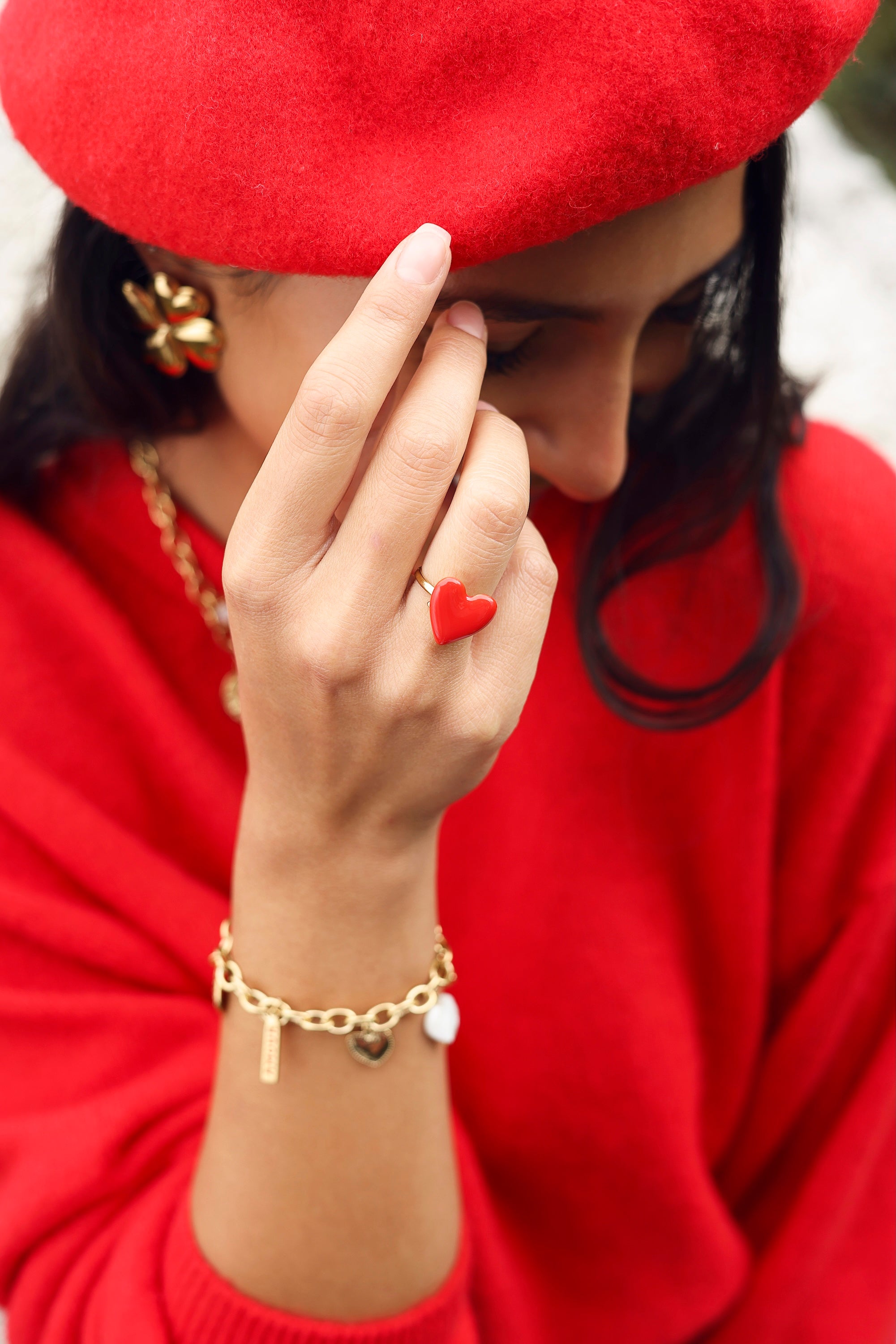 Bague dorée Lenia en forme de cœur rouge - Bijou porté