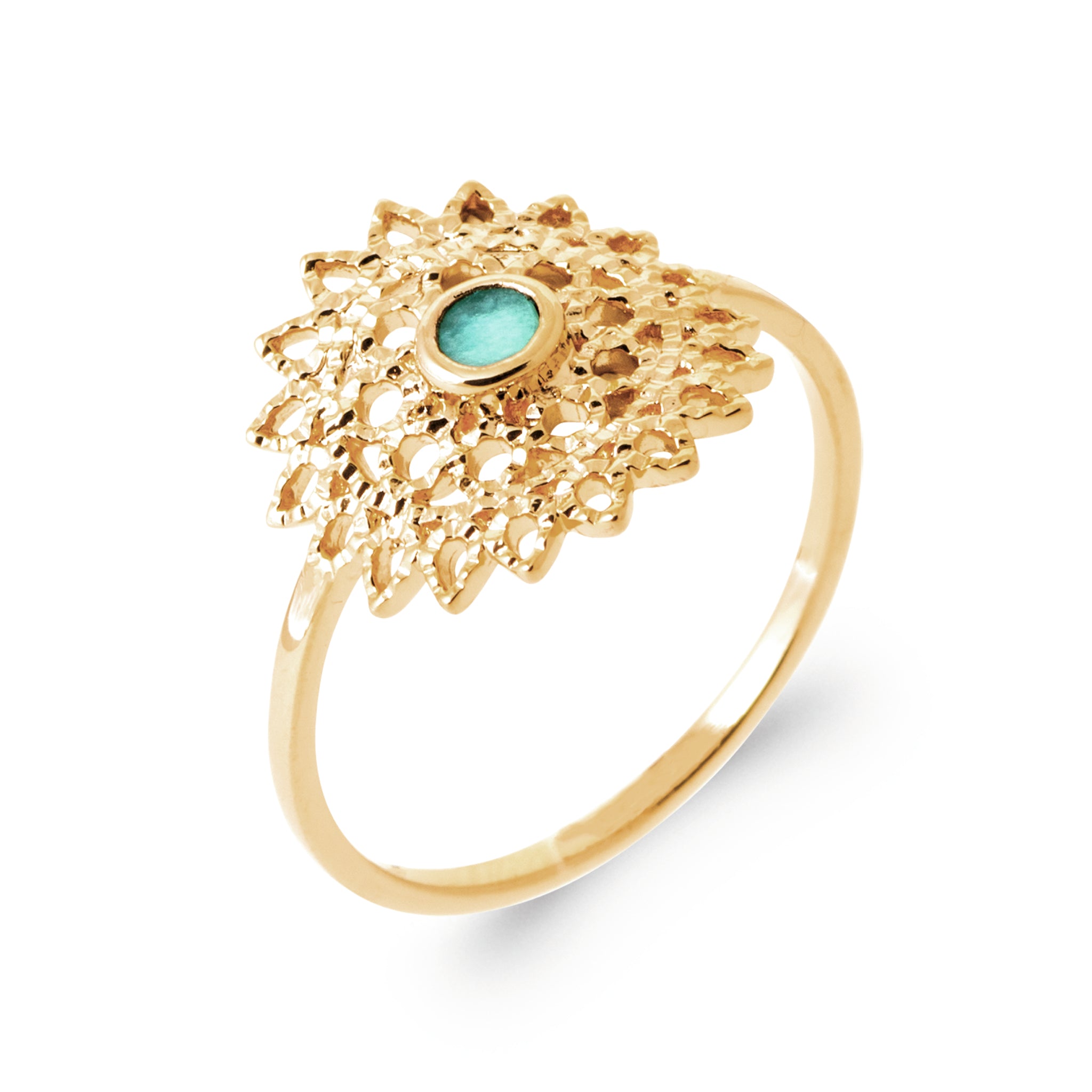Bague dorée Louison mandala avec pierre amazonite centrale - Bijou photographié sur fond blanc