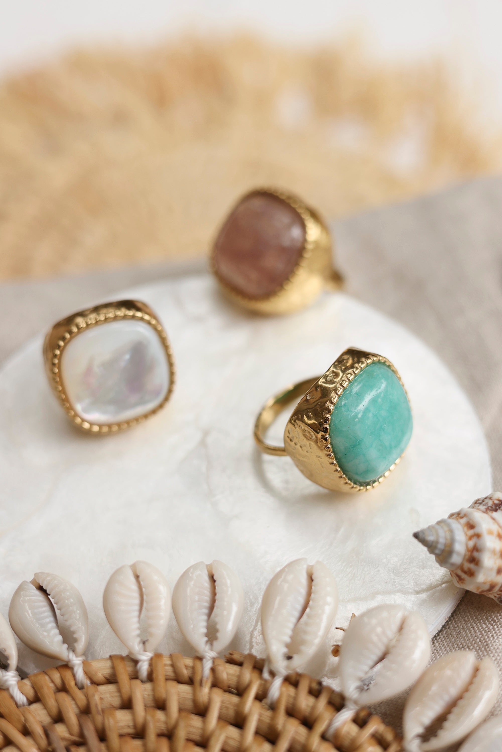 Bague dorée Lylou amazonite ajustable ornée d'une grosse pierre carrée au bords arrondis - Bijou photographié dans un décor estival