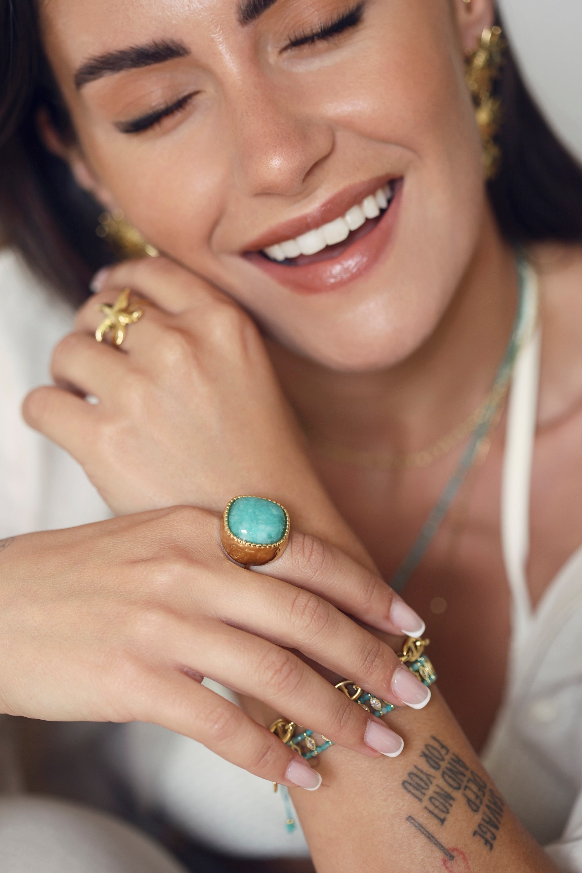 Bague dorée Lylou amazonite ajustable ornée d'une grosse pierre carrée au bords arrondis - Bijou porté