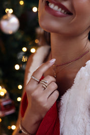 Bague dorée Marla de type anneau sertie de zircon - Bijou porté