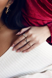 Bague dorée Neije motif flocon de neige sertie de zircons - Bijou porté