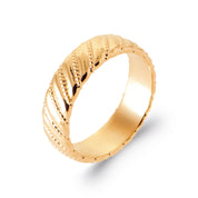 Bague dorée Nya épaisse avec motif torsadé - Bijou photographié sur fond blanc