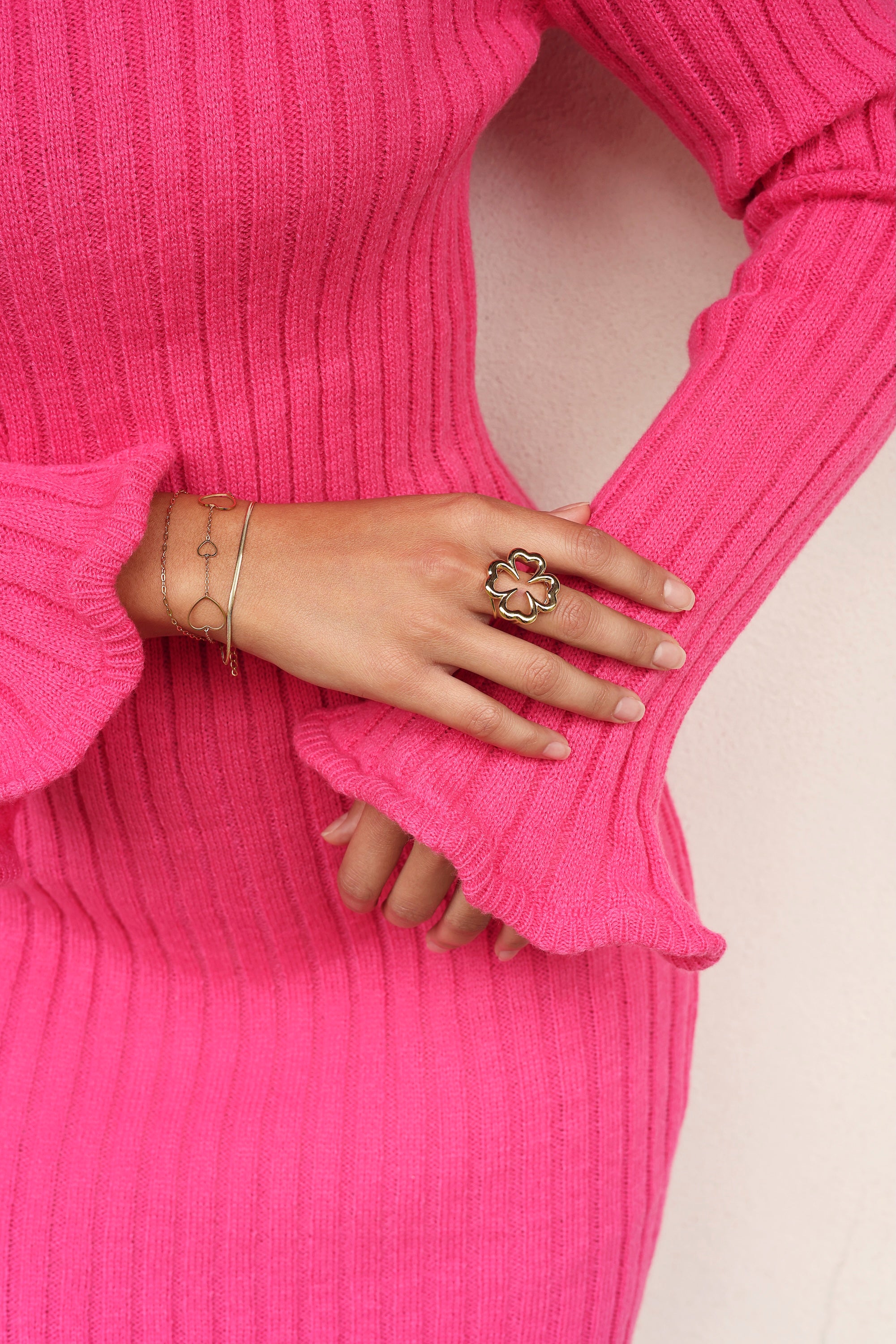 Bague dorée Raena en forme de trèfle ajouré - Bijou porté