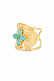 Bague dorée martelée Rym amazonite ornée d'une fleur en pierre amazonite - Bijou sur fond blanc