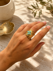 Bague dorée martelée Rym amazonite ornée d'une fleur en pierre amazonite - Bijou porté
