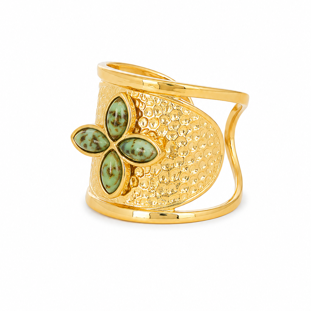 Bague dorée Rym martelée ornée d'une fleur en pierre turquoise africaine - Bijou sur fond blanc