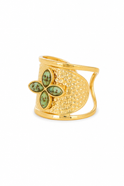 Bague dorée Rym martelée ornée d'une fleur en pierre turquoise africaine - Bijou sur fond blanc
