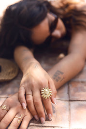 Bague dorée Zafira ajustable ornée d'un soleil - Bijou porté