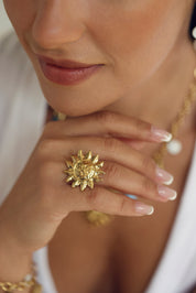Bague dorée Zafira ajustable ornée d'un soleil - Bijou porté