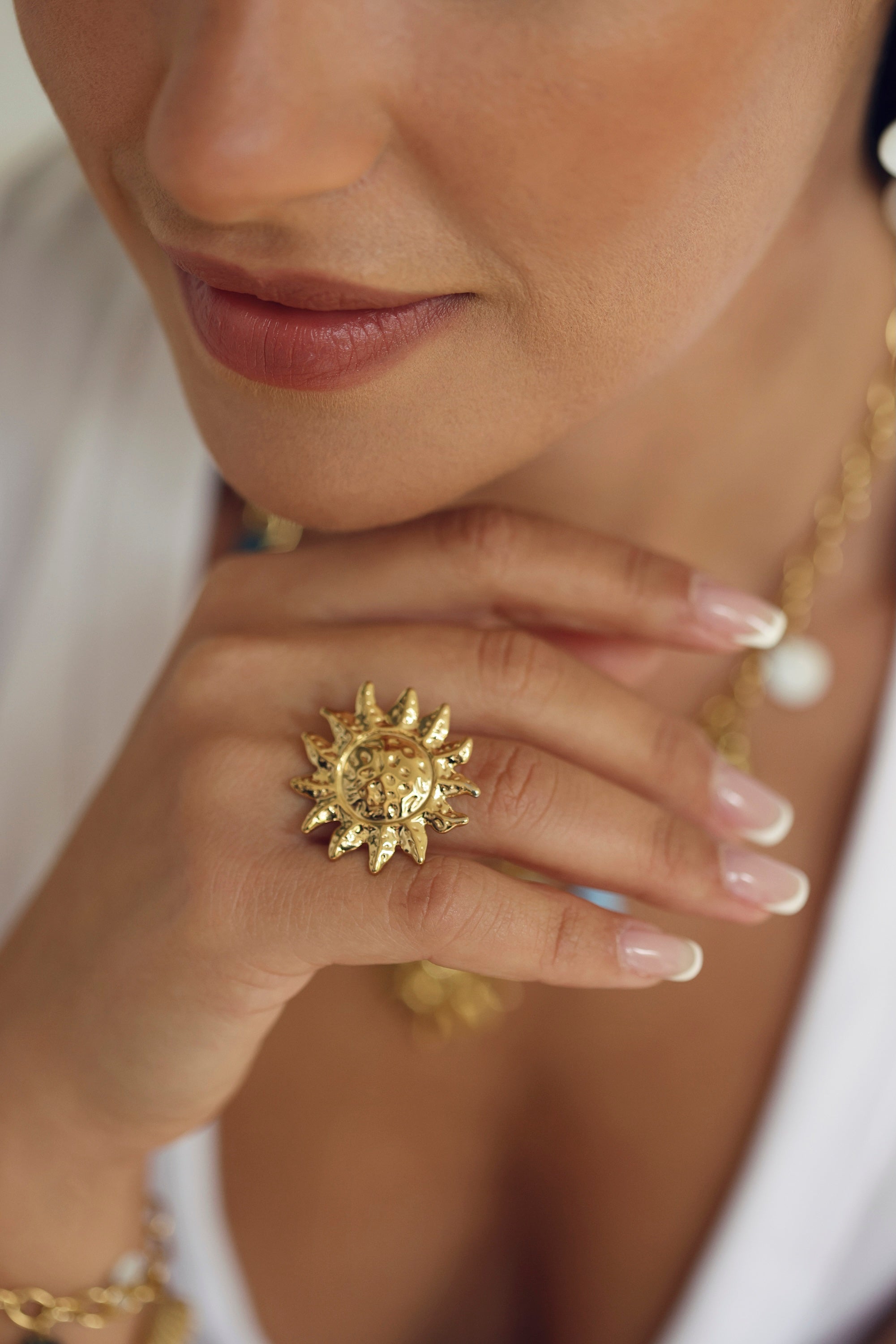 Bague dorée Zafira ajustable ornée d'un soleil - Bijou porté