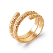Bague dorée Abi en spirale texturée - Bijou photographié sur fond blanc