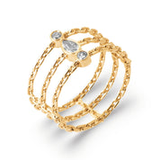 Bague dorée Alyssa à triple anneau en maille fine ornée de zircons - Bijou sur fond blanc