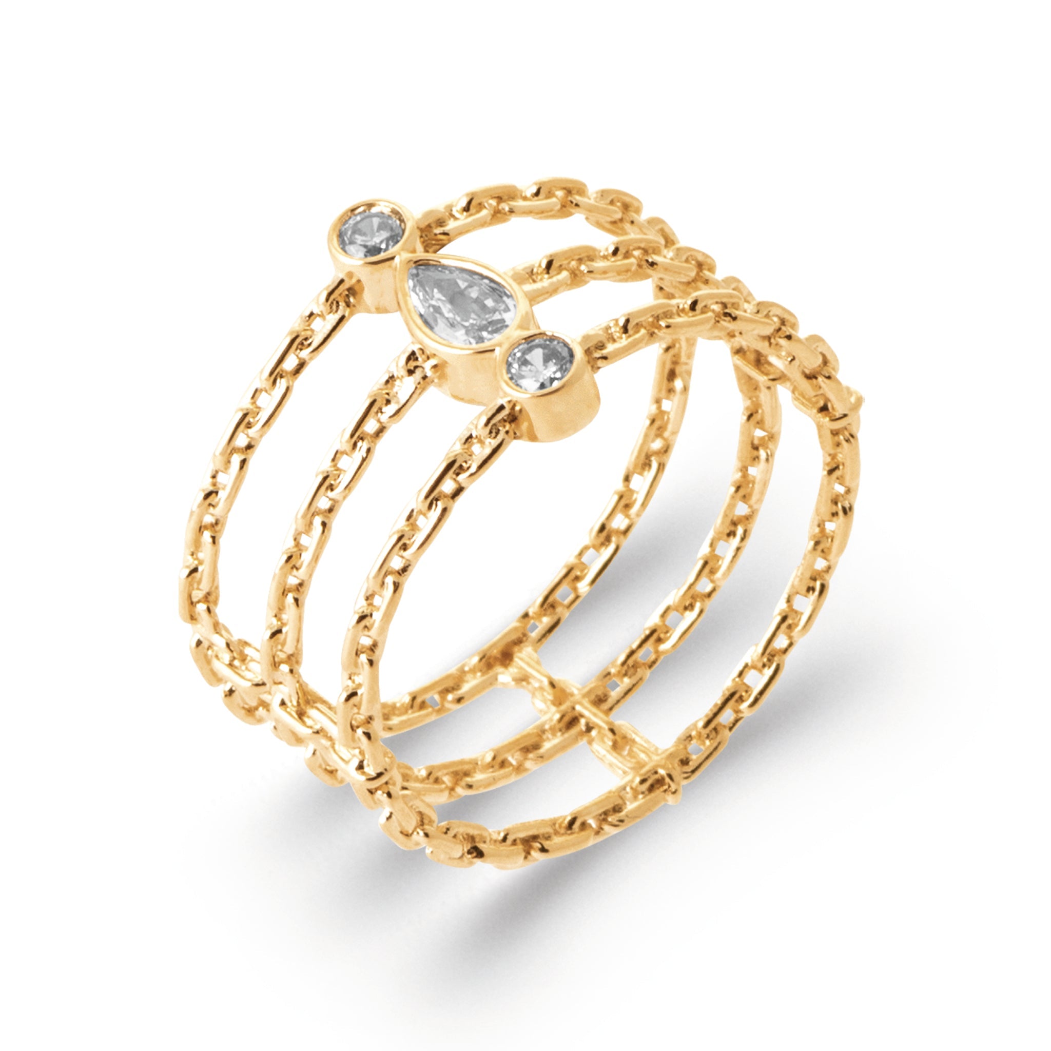 Bague dorée Alyssa à triple anneau en maille fine ornée de zircons - Bijou sur fond blanc