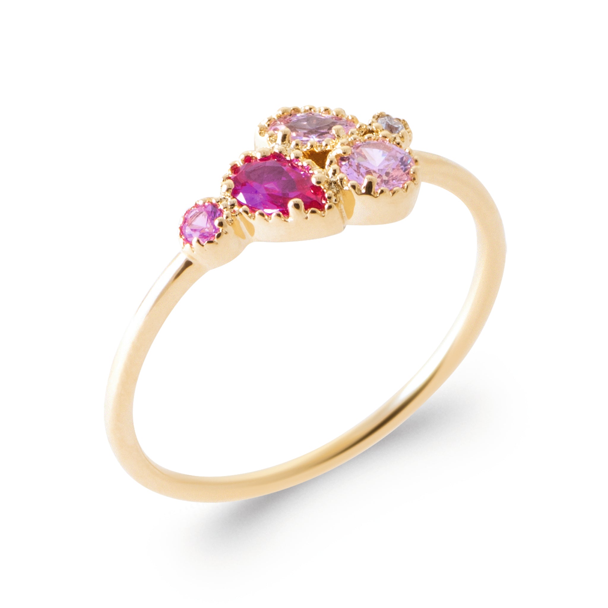 Bague dorée Amadea ornée de zircons aux nuances de rose - Bijou photographié sur fond blanc