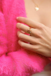 Bague dorée Annie trefle multi effet triple anneau ornée de trèfles roses, rouges et blancs - Bijou porté
