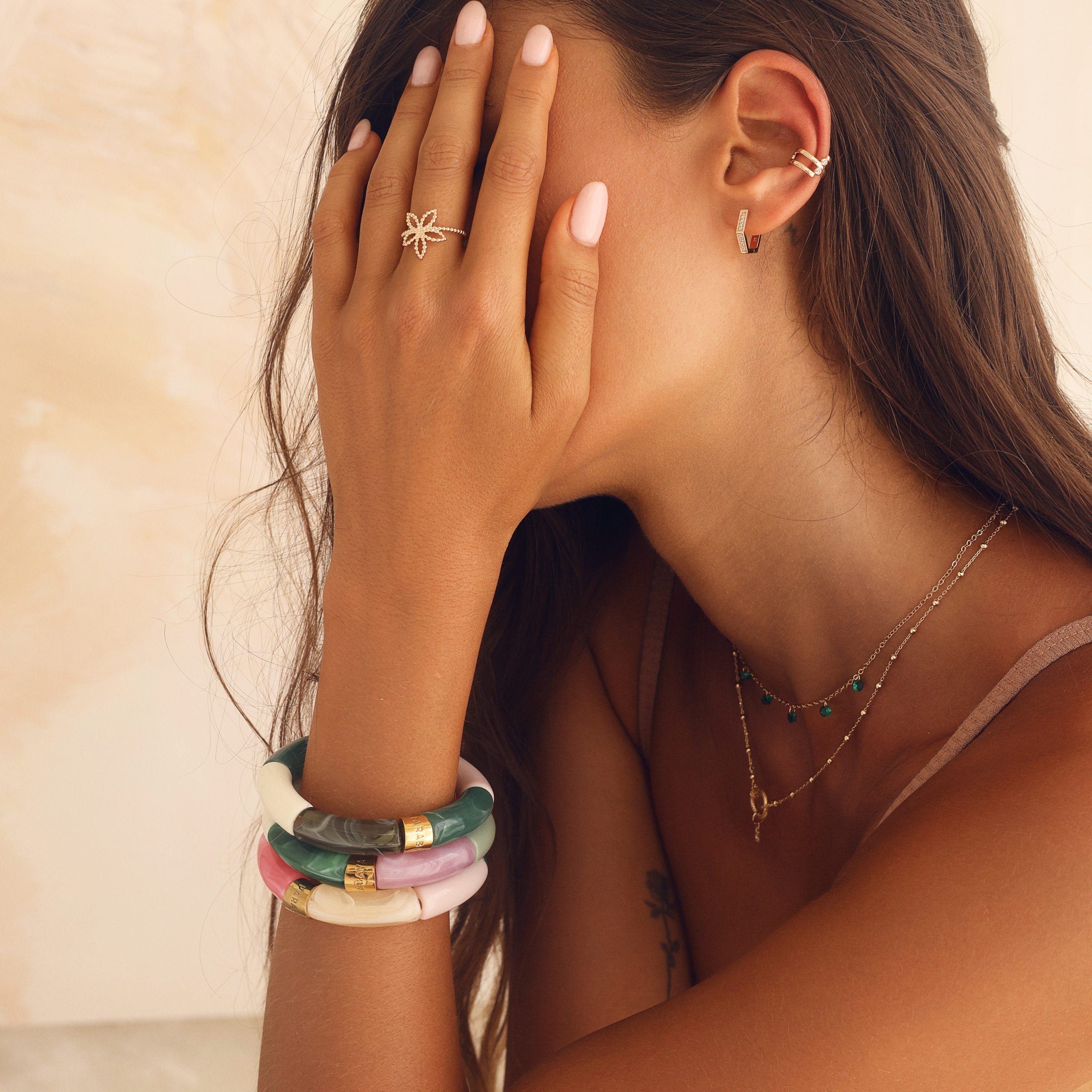 Bague dorée Bali fleur de frangipanier - Bijou porté
