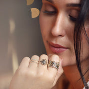 Bague dorée Bérénice anneau martelé - Bijou porté
