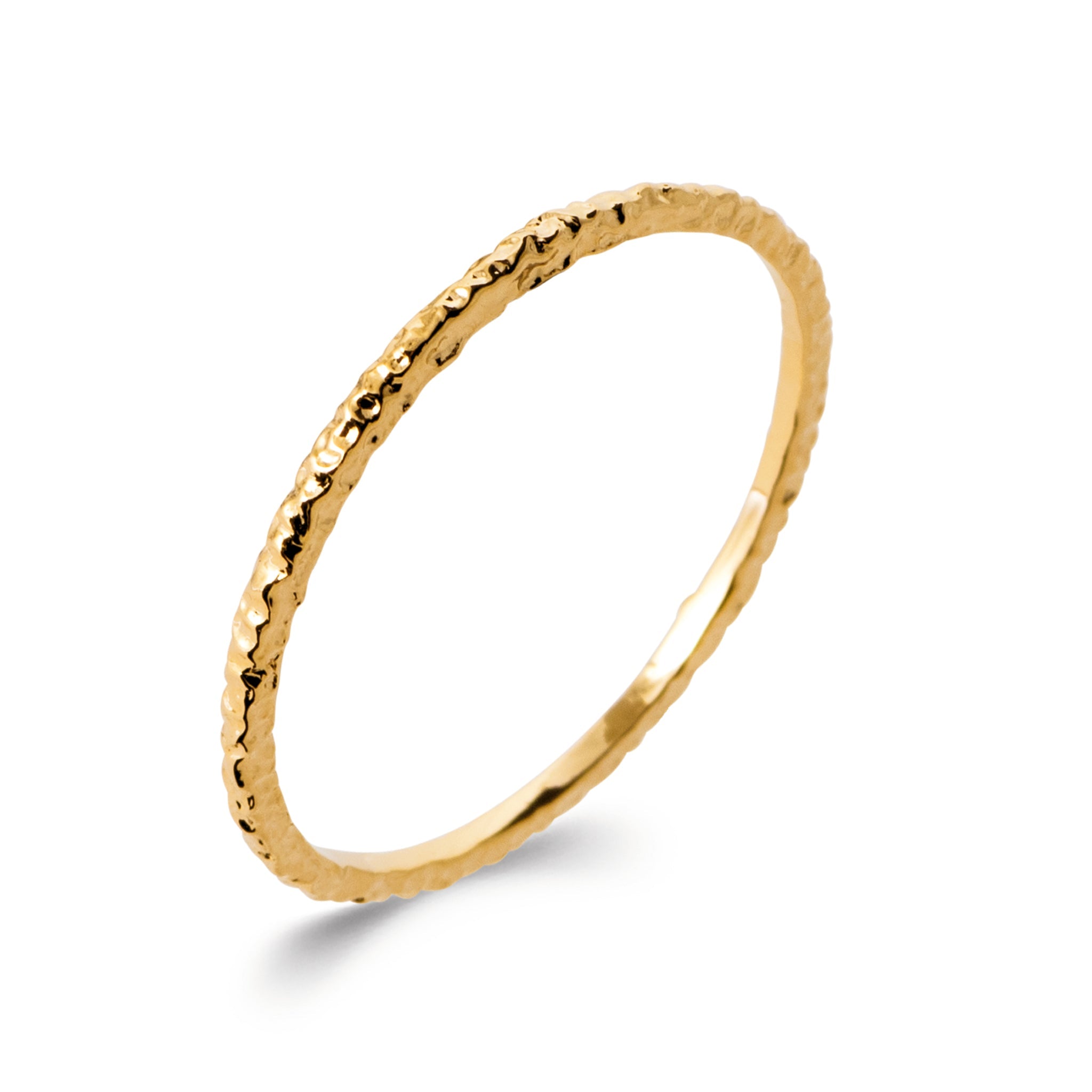 Bague dorée Bérénice anneau martelé - Bijou photographié sur fond blanc
