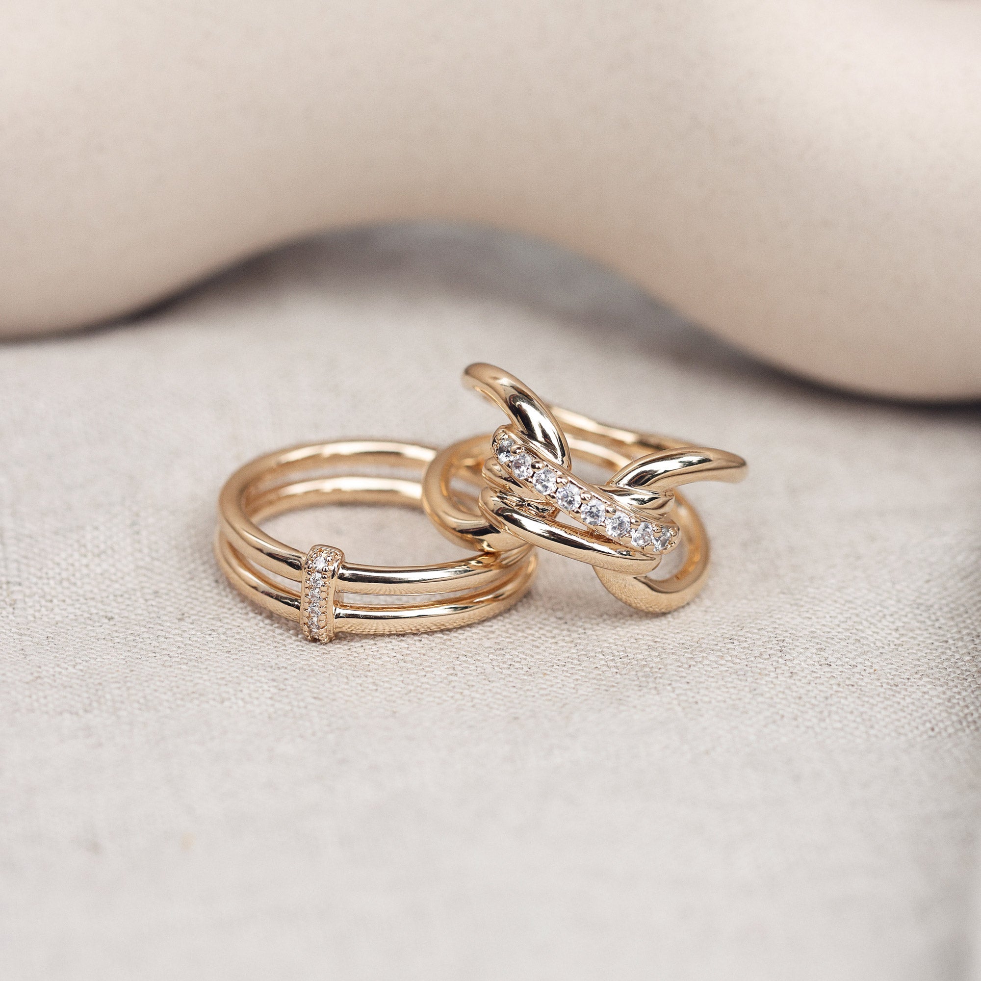 Bague dorée effet double anneaux avec zircons Capucine - Bijou photographié sur lin beige