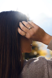 Bague dorée effet double anneaux avec zircons Capucine - Bijou porté