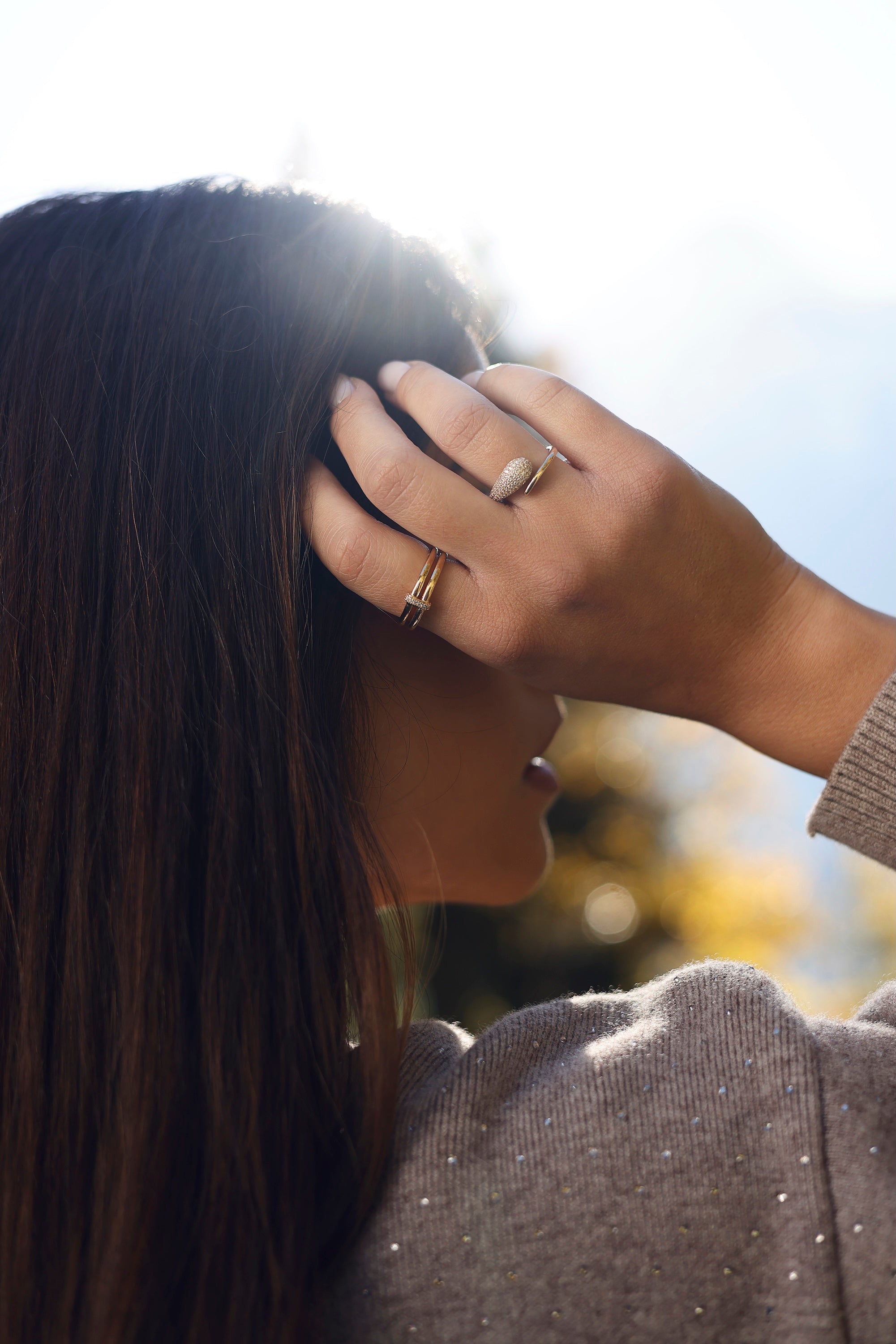 Bague dorée effet double anneaux avec zircons Capucine - Bijou porté