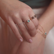 Bague dorée effet double anneaux avec zircons Capucine - Bijou porté