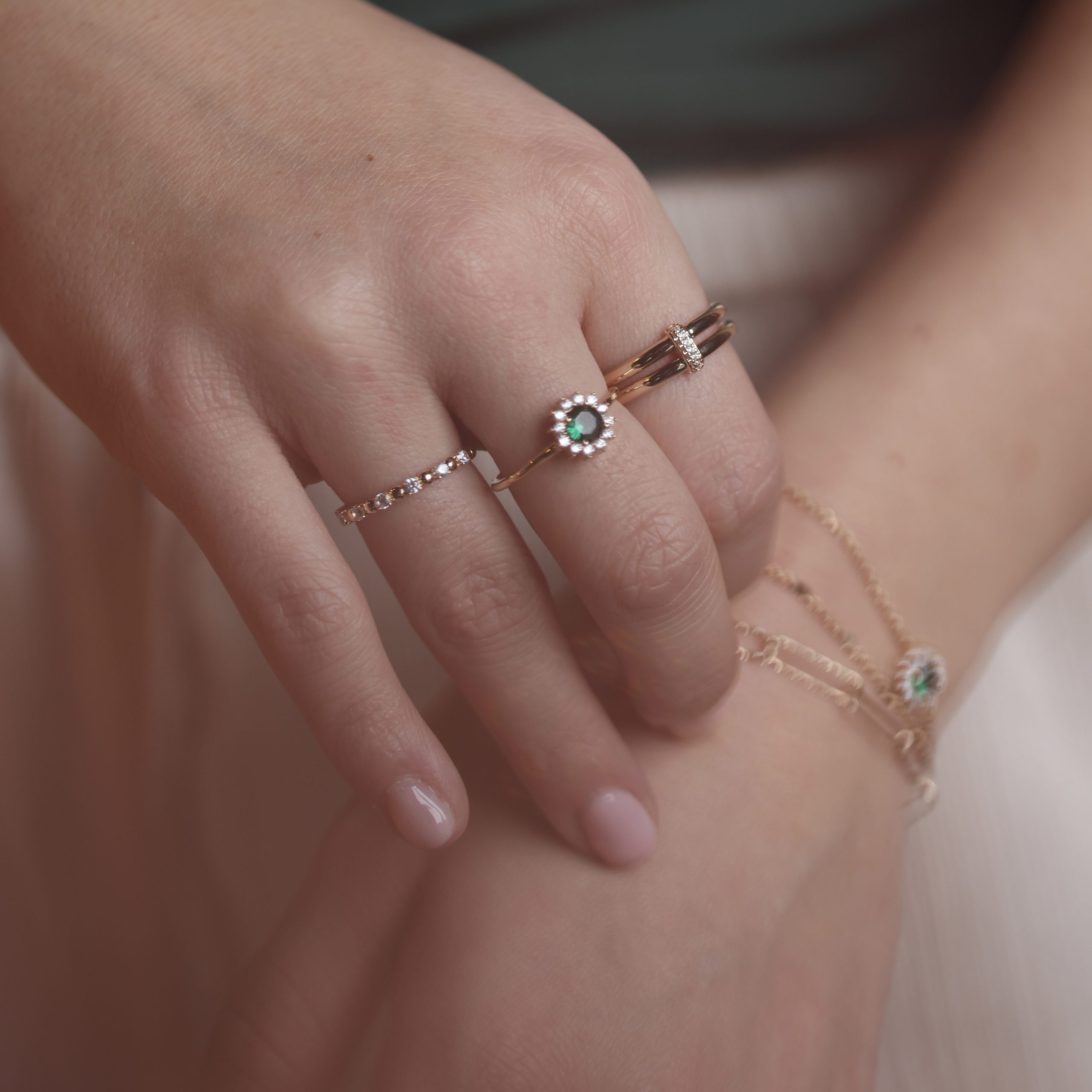 Bague dorée effet double anneaux avec zircons Capucine - Bijou porté