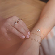 Bague dorée effet double anneaux avec zircons Capucine - Bijou porté
