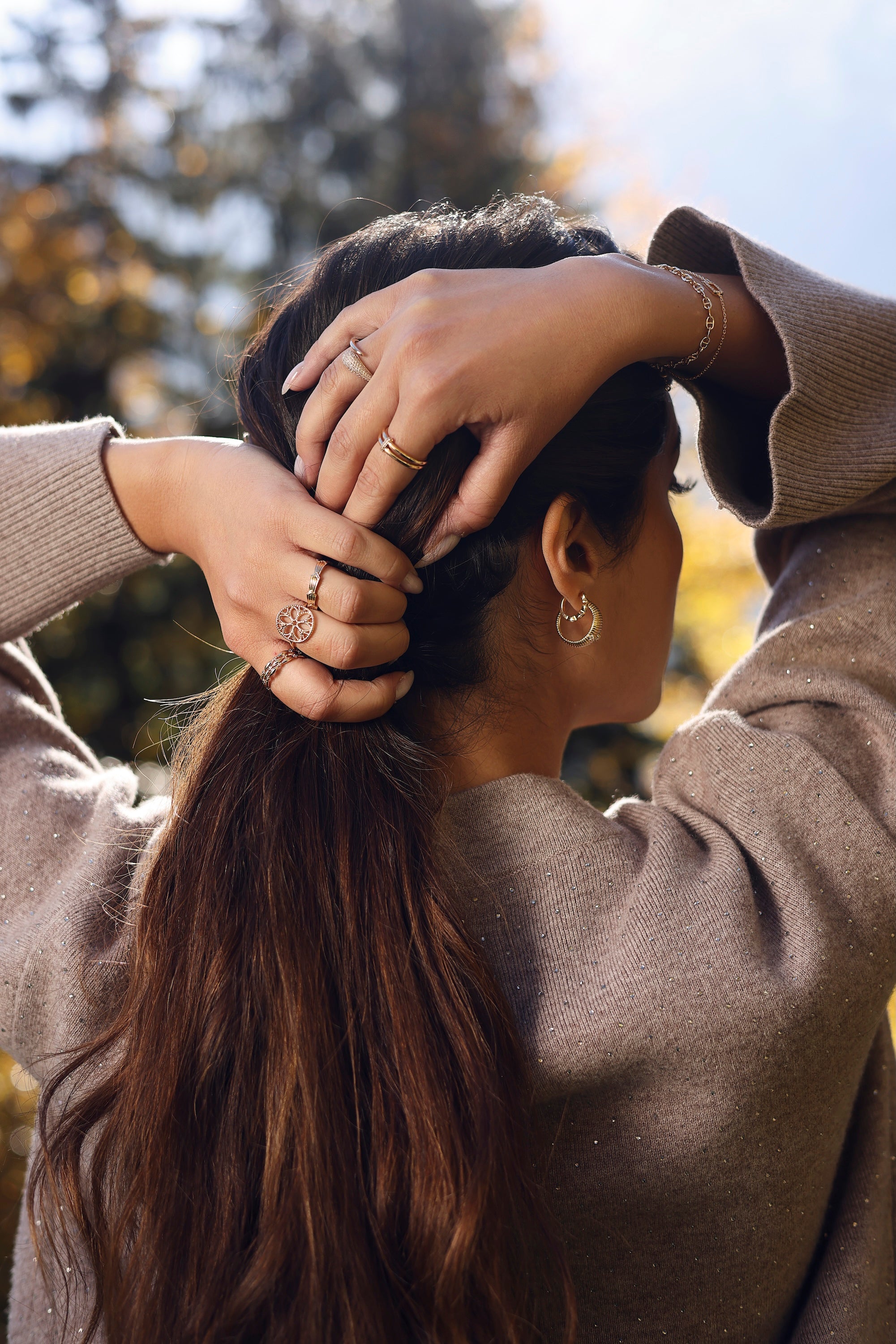 Bague dorée effet double anneaux avec zircons Capucine - Bijou porté