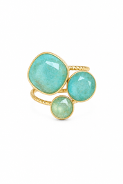 Bague dorée pierres naturelles coralie amazonite - Bijou sur fond blanc