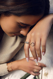 Bague dorée zircons DAYANA - Bijou porté