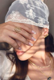 Bague dorée Delvina ajustable à motif fleur mandala - Bijou porté