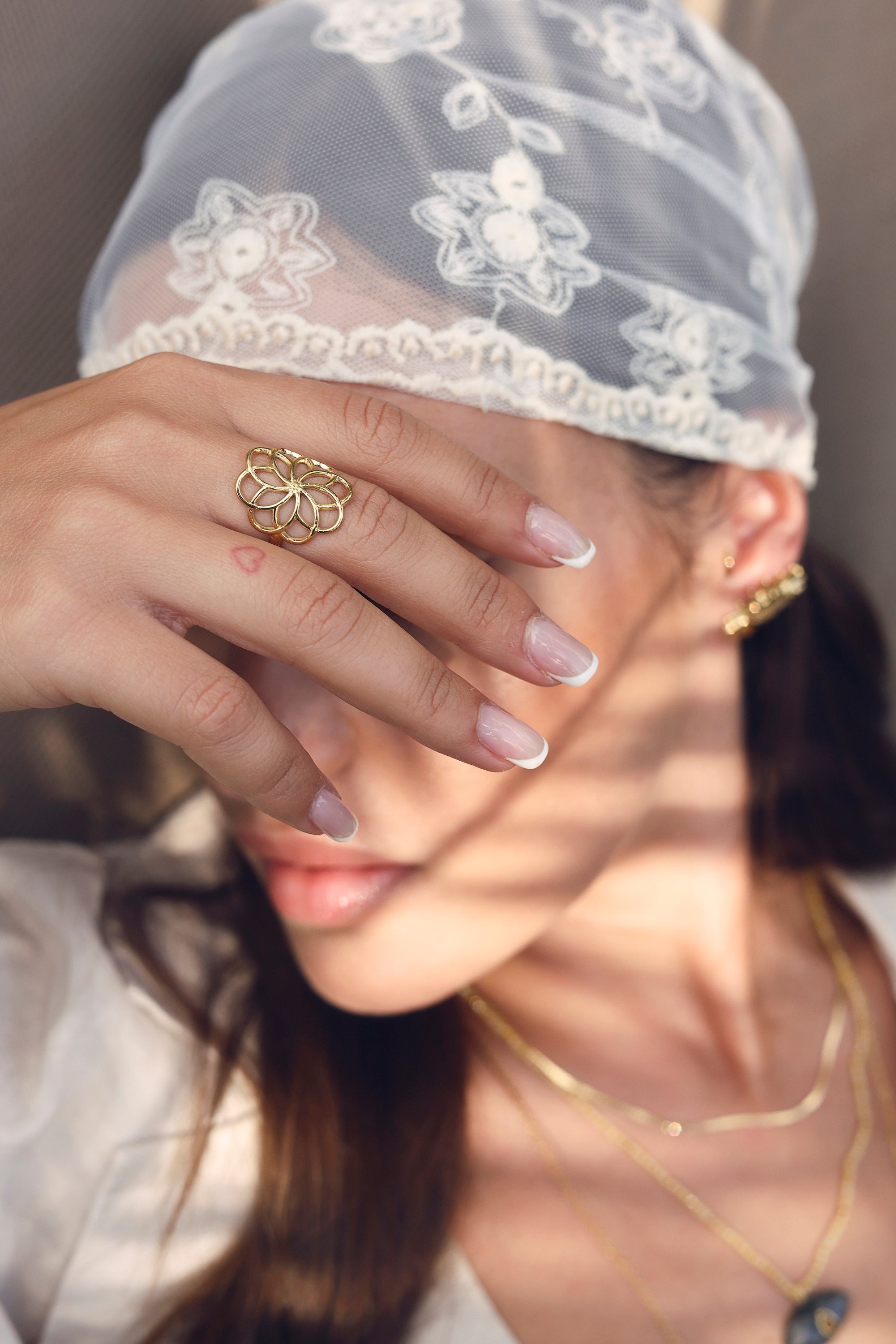Bague dorée Delvina ajustable à motif fleur mandala - Bijou porté