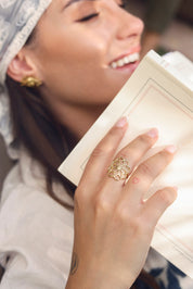 Bague dorée Delvina ajustable à motif fleur mandala - Bijou porté