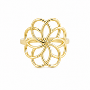 Bague dorée Delvina ajustable à motif fleur mandala - Bijou sur fond blanc