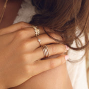 Bague dorée Diya ornée de feuilles texturées - Bijou porté