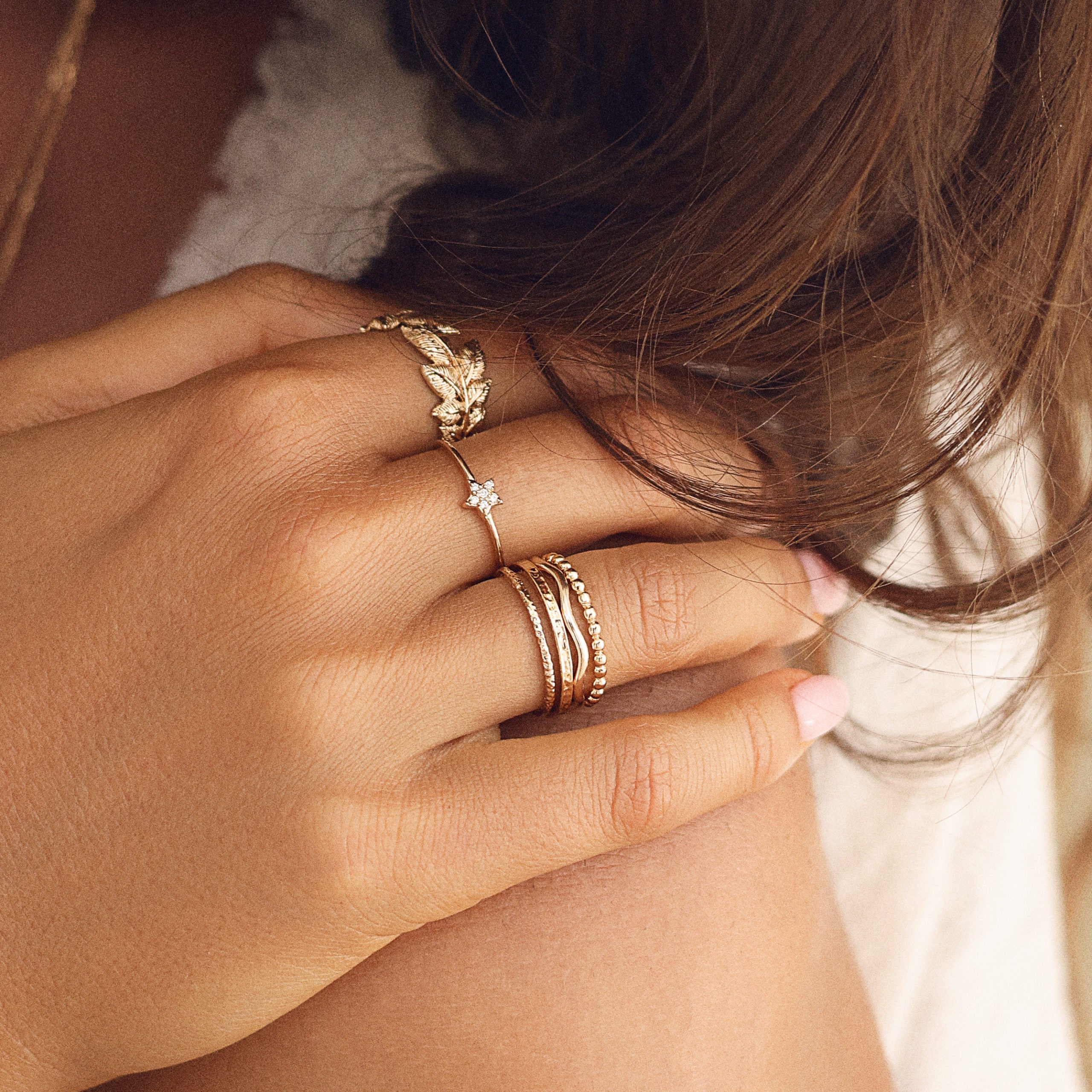Bague dorée Diya ornée de feuilles texturées - Bijou porté