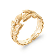 Bague dorée Diya ornée de feuilles texturées - Bijou sur fond blanc