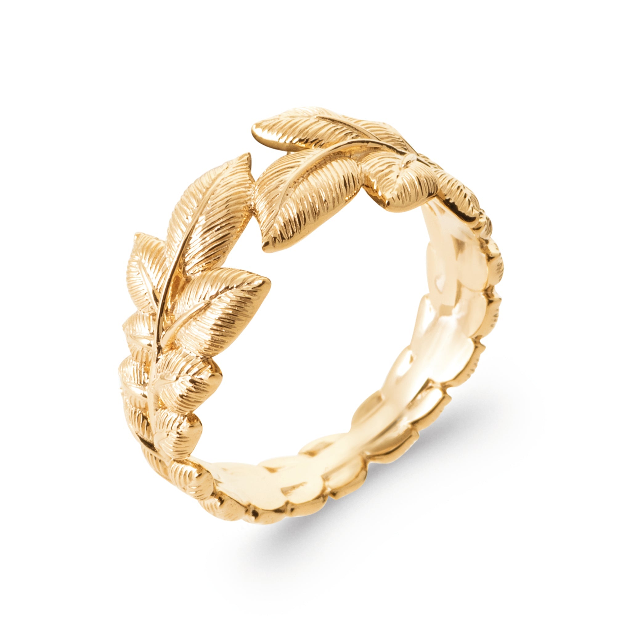 Bague dorée Diya ornée de feuilles texturées - Bijou sur fond blanc