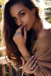 Bague ajustable dorée Dodi aventurine bleue ornée d'une pierre naturelle - Bijou porté